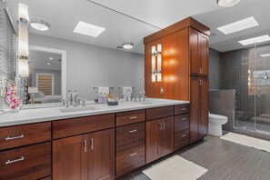 Shower, hair dryer, towels, soap - Guest Favorite luxury retreat in North Central Austin. (Austin)