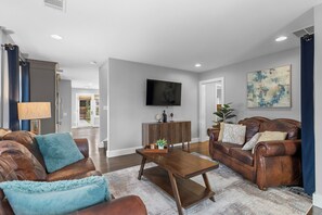 TV - Guest Favorite luxury retreat in North Central Austin. (Austin)