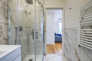 Secadora de cabello, bidet, toallas, jabón 