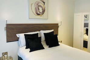 Tabla de planchar con plancha, wifi y ropa de cama 