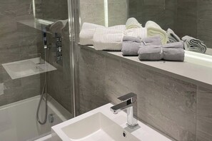 Shower, hair dryer, towels - 1 Bed - Sleeps 2 - City Centre - Free Parking (St Albans)