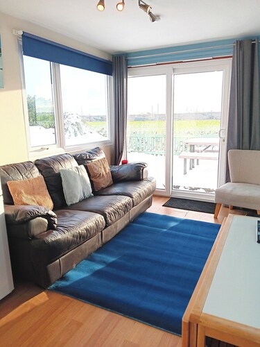 2 bed Chalet  Sleeps 4  Pets  Garden  Views