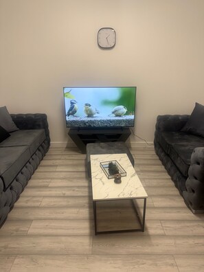 TV - Stylish Dream Home with 4 En-Suite Bedrooms (Liverpool)