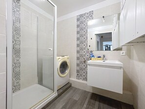 シャワー、ヘアドライヤー、タオル、石鹸