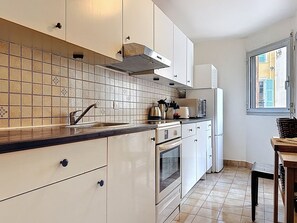 Micro-ondes, four, plaque de cuisson