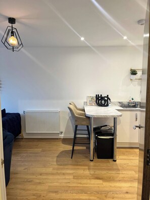 Interior - Prime Location - Apt - Stay 4 - Lakeside - Parking (Grays)