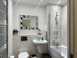 Shower, hair dryer, towels - Prime Location - Apt - Stay 4 - Lakeside - Parking (Grays)