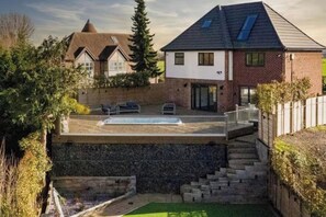 Exterior - Hot tub - Bbq - Garden - Parking - Sleeps 8 (Worcester)