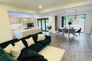 TV, fireplace - Hot tub - Bbq - Garden - Parking - Sleeps 8 (Worcester)