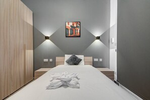 Desk, iron/ironing board, WiFi, bed sheets - Kuya Suite No.1 / Central / Terrace (Swieqi)