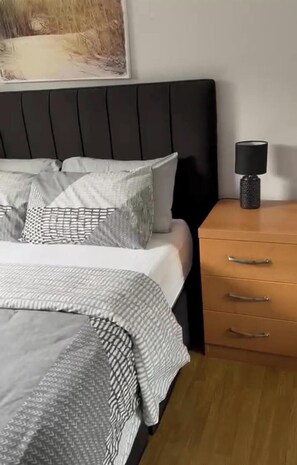 Iron/ironing board, WiFi, bed sheets - Aberdeen City Escape Apartment (Aberdeen)