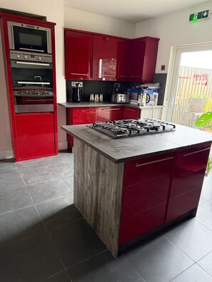 Refrigerador, microondas, horno y parrilla de estufa 