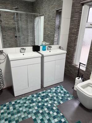 Shower - Charming Birmingham 3 Bedroom Apartment (Birmingham)