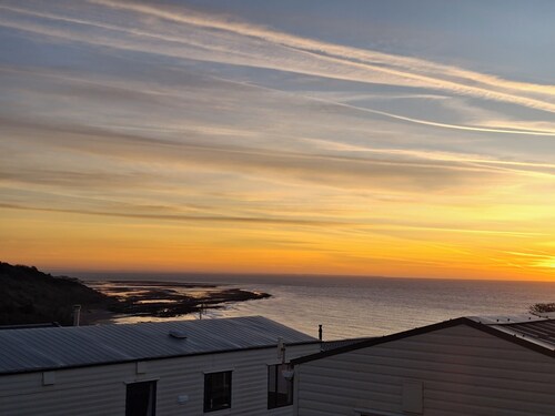 2Bed-Cabin Sleeps 4, WiFi, Free Parking, Sea Views