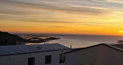 2Bed-Cabin Sleeps 4, WiFi, Free Parking, Sea Views