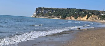 2Bed Cabin-Sleeps 4, WiFi, Free Parking, Sea Views