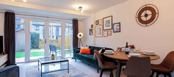 Luxurious Spacious Home With Parking And Garden