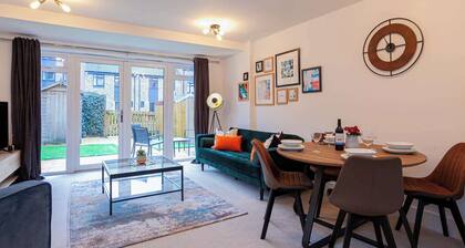 Luxurious Spacious Home With Parking And Garden