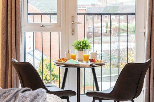 Luxurious Spacious Home With Parking And Garden