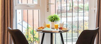 Luxurious Spacious Home With Parking And Garden