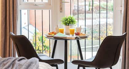 Luxurious Spacious Home With Parking And Garden