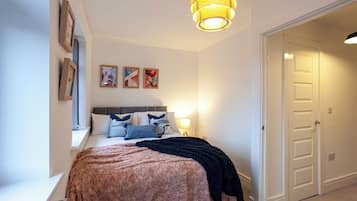 4 bedrooms, iron/ironing board, Internet, bed sheets