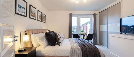 Iron/ironing board, internet, bed sheets
