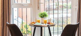 Modern Hanley Retreat | Free Parking | Fast WiFi
