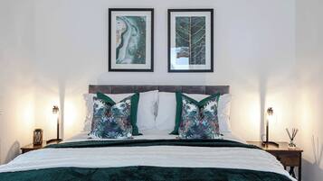4 bedrooms, iron/ironing board, Internet, bed sheets