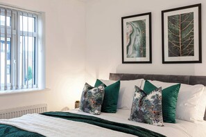 Iron/ironing board, Internet, bed sheets