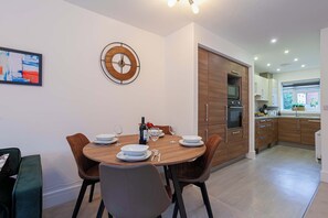Dining - Modern Hanley Retreat | Free Parking | Fast WiFi (Stoke-on-Trent)