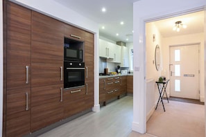 Frigorífico, microondas, horno y placa de cocina