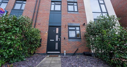 Luxurious Spacious Home With Parking And Garden