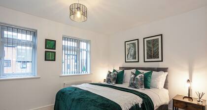 Modern Hanley Retreat | Free Parking | Fast WiFi