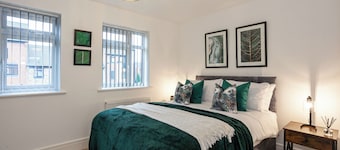 Modern Hanley Retreat | Free Parking | Fast WiFi