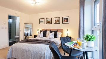 Iron/ironing board, Internet, bed sheets