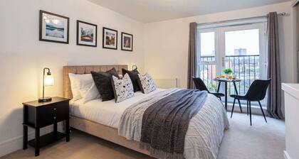 Modern Hanley Retreat | Free Parking | Fast WiFi
