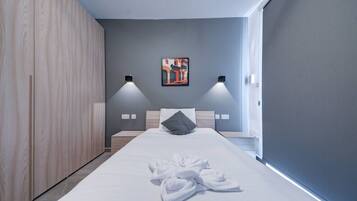 Desk, iron/ironing board, WiFi, bed sheets