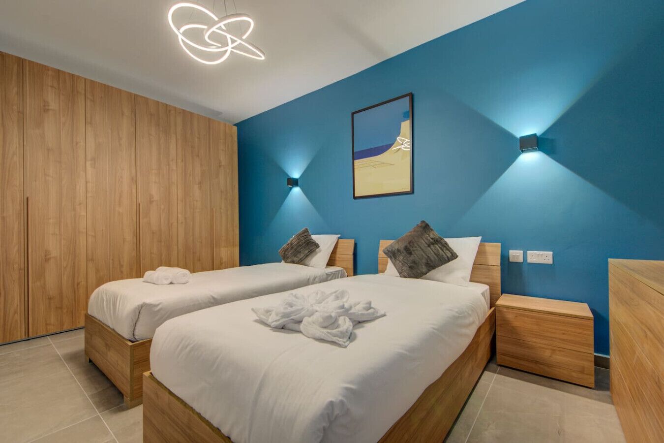 Desk, iron/ironing board, WiFi, bed sheets