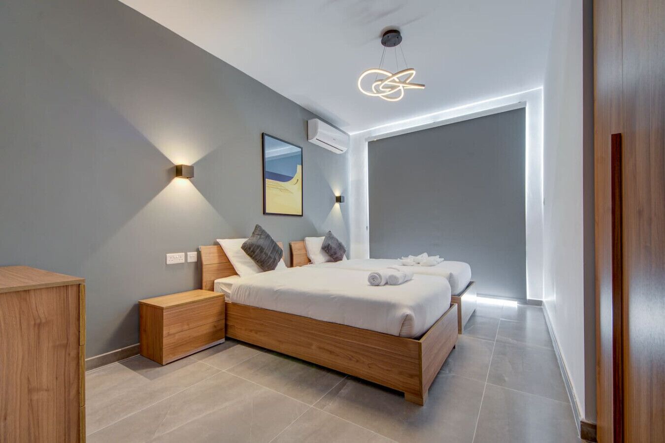 Desk, iron/ironing board, WiFi, bed sheets