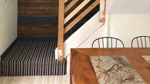 Eine Treppe mit Holzboden und Holzwurf.