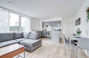 Interior - Battersea 2-Bed Apt, Sleeps 4 with WiFi (London)