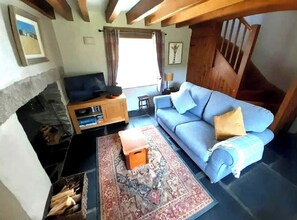 TV, fireplace, stereo - Cottage - Sleeps 2 - River Lynher walks & fishing (Golberdon)