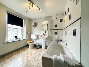 Shower, towels - Ulverston Cozy Cottage Retreat (Ulverston)