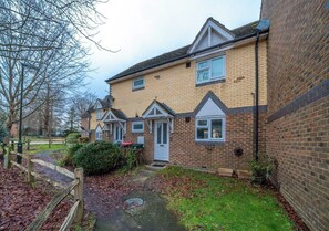 Exterior - Charming Crawley Getaway 1br  Near Gatwick Airport (Crawley)