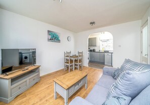 TV - Charming Crawley Getaway 1br  Near Gatwick Airport (Crawley)