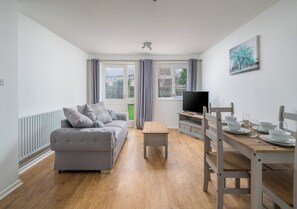 TV - Charming Crawley Getaway 1br  Near Gatwick Airport (Crawley)