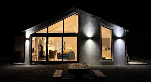 3 Bed Cottage Sleeps 6  - Free Parking