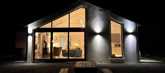 3 Bed Cottage Sleeps 6  - Free Parking