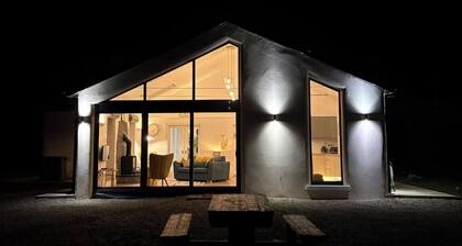 3 Bed Cottage Sleeps 6 - Free Parking